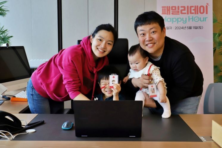 지난 11일 서울 송파구에 있는 롯데월드타워에서 롯데 유통군HQ 임직원 가족들이 '1일 CEO 체험'에 참여하고 있다.