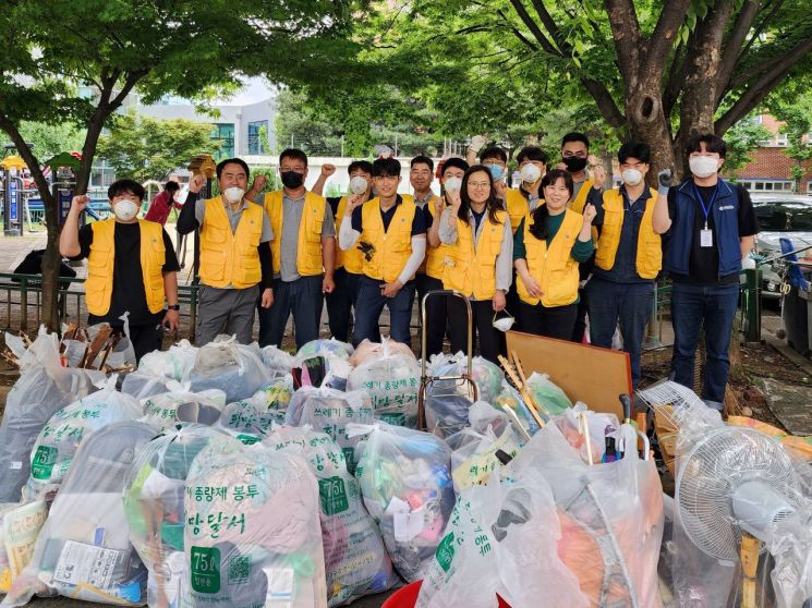 대구 달서구 풍국주정공업 직원들이 봉사활동으로 쓰레기를 수거한 뒤 한자리에 모여 기념촬영을 하고 있다.