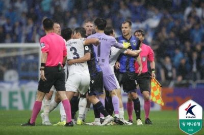 서울과 인천 선수들이 경기 도중 신경전을 벌이는 모습 [이미지 출처=한국프로축구연맹 제공]