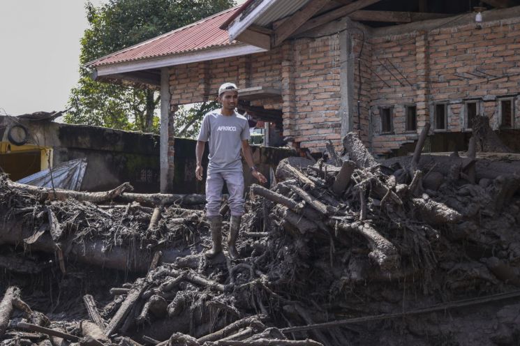 홍수피해가 난 인도네시아 서수마트라주 타나 다타르 지역 [이미지출처=EPA연합뉴스]