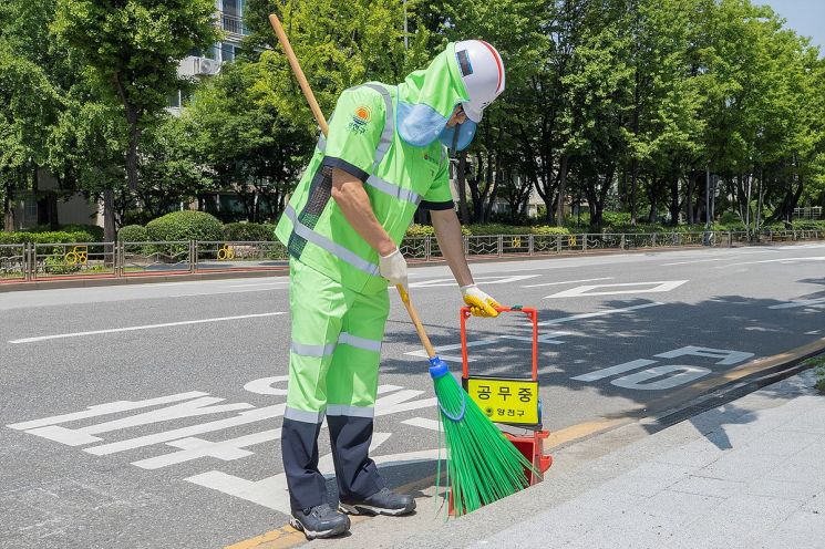 기능성 원단으로 개선된 근무복을 입은 양천구 환경공무관