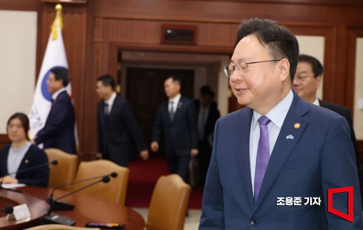 [포토] 경제장관회의 참석하는 조규홍 장관