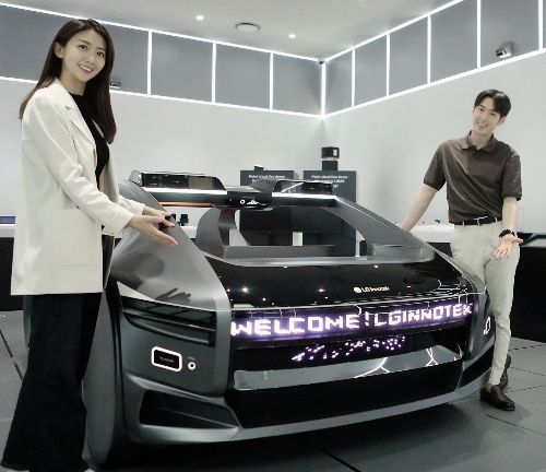 LG이노텍 직원들이 미래차 목업(Mock-up)에 장착된 차량 조명 모듈 '넥슬라이드'를 선보이고 있다.[사진제공=LG이노텍]