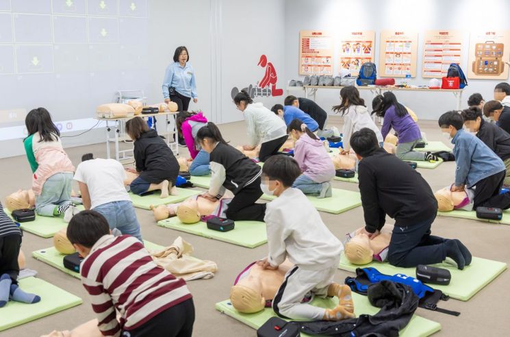 마곡안전체험관을 찾은 공진초등학교 학생들이 강사의 설명에 맞춰 심폐소생술을 하고 있다. 강서구청 제공.