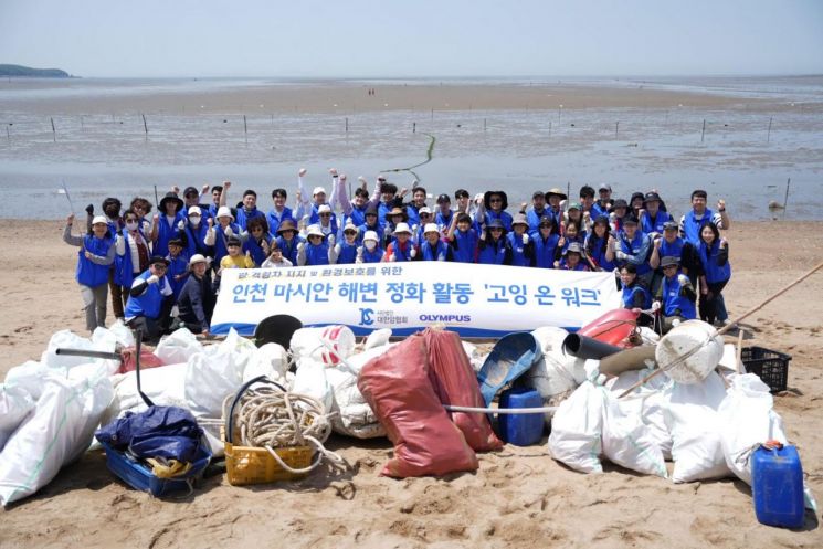 대한암협회와 올림푸스한국이 진행한 사회공헌활동 '고잉 온 워크' 참가자들이 기념촬영을 하고 있다.[사진제공=올림푸스한국]