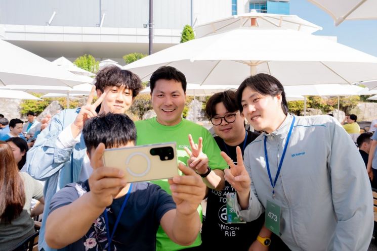 윤상현 콜마홀딩스 부회장이 세종공장 타운홀미팅을 마치고 임직원들과 기념촬영을 하고 있다. [사진제공=콜마홀딩스]