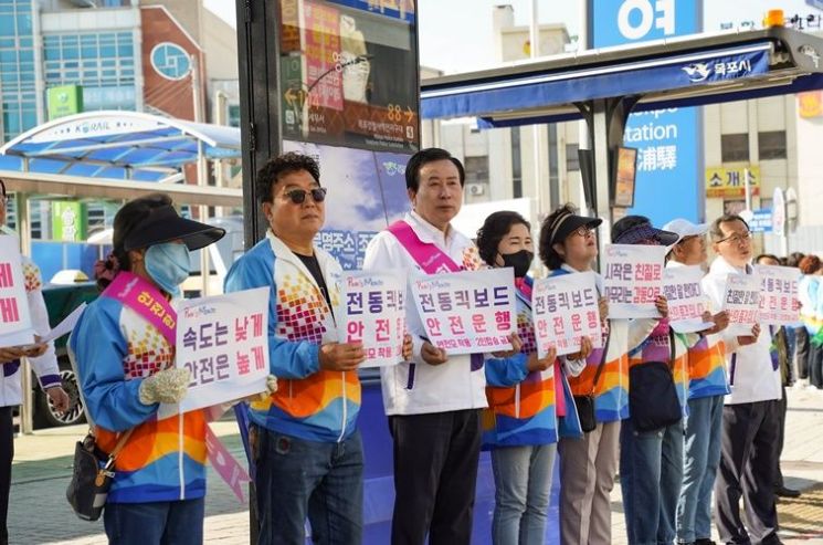 (좌측 세번째) 박홍률 목포시장이 오는 14일부터 열릴 전국장애학생체전과 전국소년체전을 앞두고 교통질서 지키기 캠페인을 하고 있다. [사진제공=목포시]