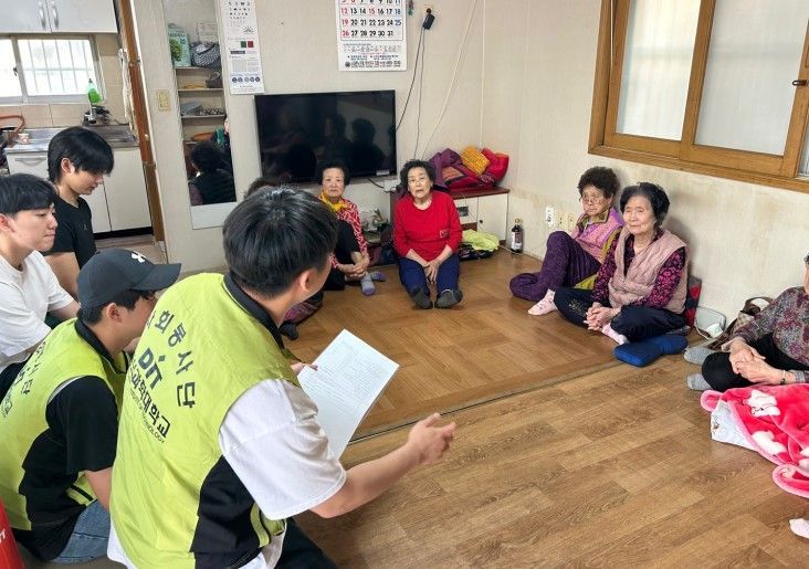 동의대 학생들이 이웃 경로당 어르신을 위해 화재안전교육을 진행하고 있다.