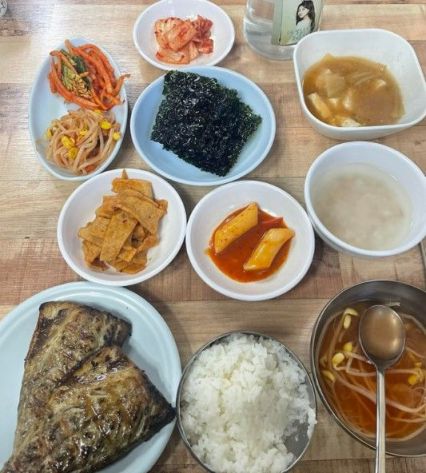 홀로 밥을 먹고 있는 군인의 밥값을 대신 결제하고 간 20대 여성의 사연이 화제가 됐다. [사진=온라인 커뮤니티 갈무리]