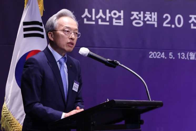 최진식 한국중견기업연합회 회장이 개회사를 하고 있다.