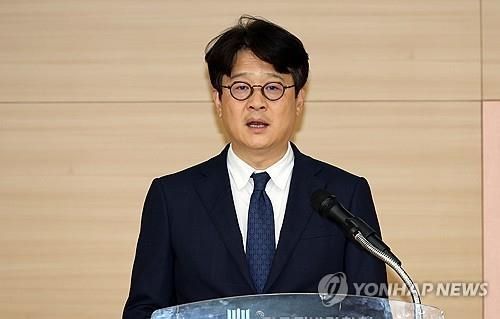 직무정지된 이창수 중앙지검장 “헌재에 부당함 설명, 신속히 돌아올 것”