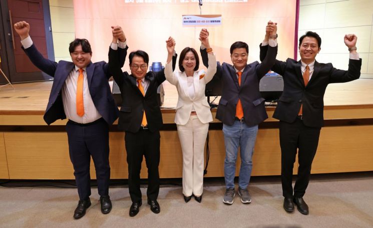 개혁신당 제1차 전당대회
    (대전=연합뉴스) 김준범 기자 = 8일 오후 대전 유성구 도룡동 DCC대전컨벤션센터에서 열린 개혁신당 제1차 전당대회 대전·세종·충청 합동연설회에서 기념사진을 찍고 있다. 왼쪽부터 전성균, 천강정, 허은아, 조대원, 이기인 후보. 2024.5.8
    psykims@yna.co.kr
(끝)


＜저작권자(c) 연합뉴스, 무단 전재-재배포, AI 학습 및 활용 금지＞