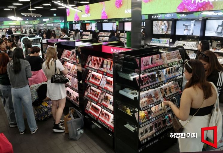 13일 서울 명동의 한 화장품 쇼핑몰에서 외국인이 대부분인 고객들이 화장품을 고르고 있다.  사진=허영한 기자 younghan@