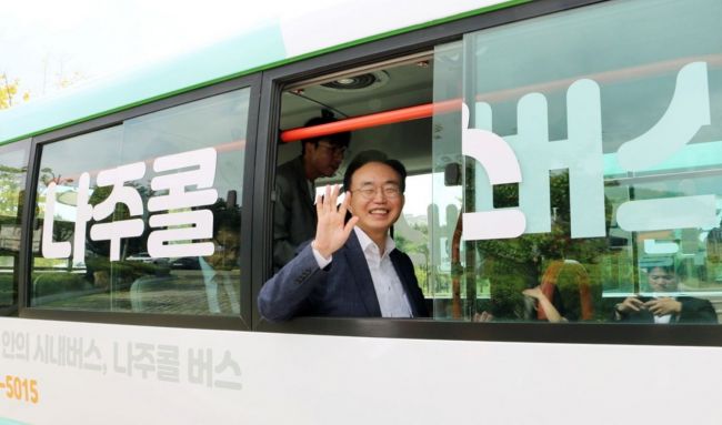 나주콜버스에 탑승한 윤병태 나주시장.[사진제공=나주시]