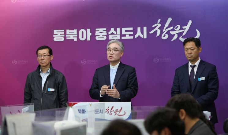 조명래 창원시 제2부시장이 원이대로 S-BRT 임시개통에 대해 설명하고 있다. [사진=이세령 기자]