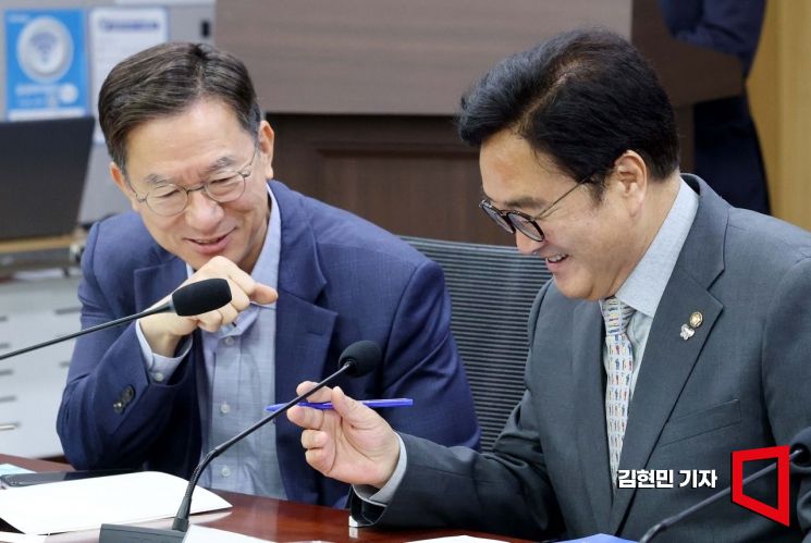 [포토] 정성호 의원과 대화하는 우원식 의원