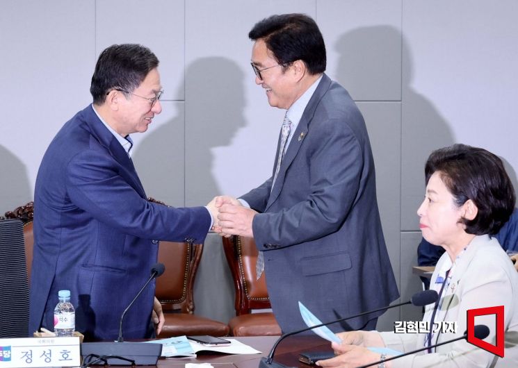[포토] 인사하는 우원식-정성호