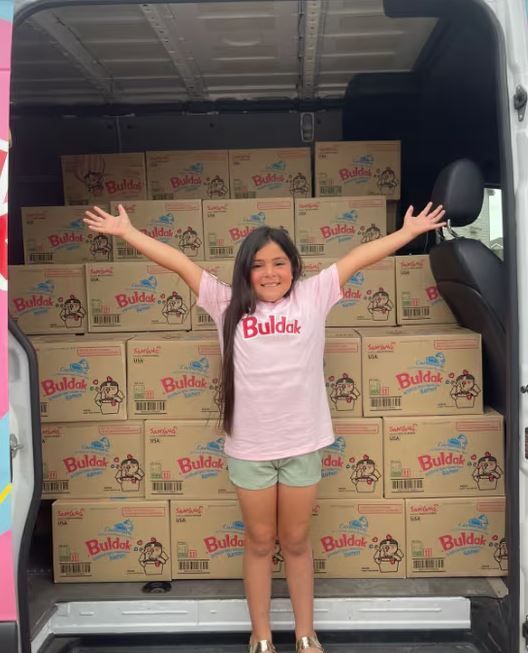 생일 선물로 불닭볶음면을 받고 기쁨의 눈물을 흘린 미국인 소녀 '아달린'이 삼양식품으로부터 1년치 불닭을 제공받았다. [이미지출처=틱톡]