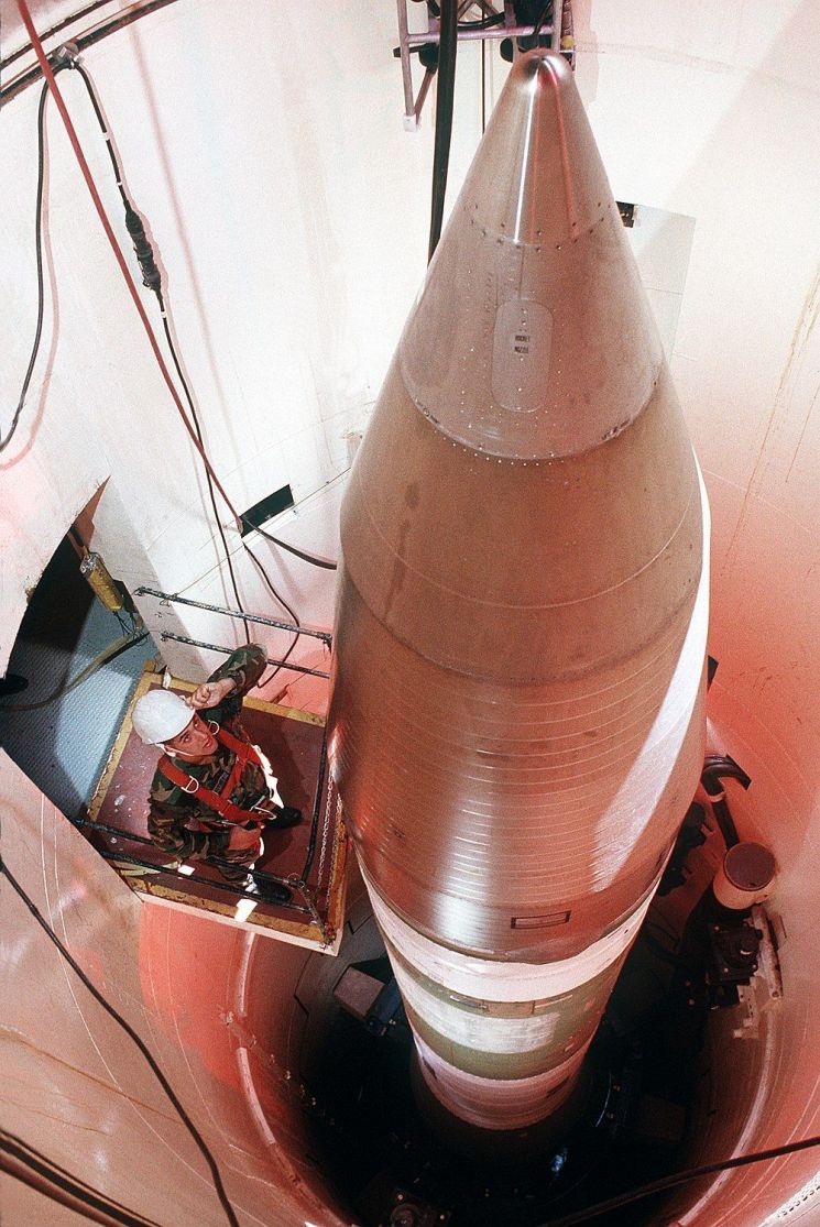 프랜시스 E. 워런 공군기지 내 미사일 발사대에 실전배치된 미국의 대륙간탄도미사일(ICBM), 미니트맨-3의 모습.[이미지출처=미군 제90미사일 비행단]