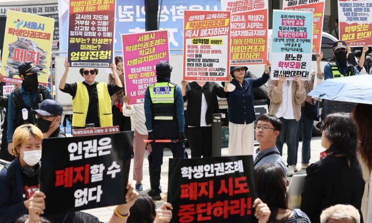 스승의날에도 '교권 회복' 목소리…'서이초 특별법' 해법될까