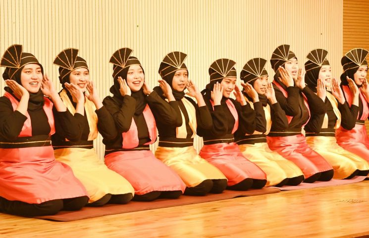 국립부경대 창학 100주년 대동제에서 외국인 유학생 전통공연이 펼쳐지고 있다.