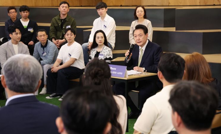 윤석열 대통령이 14일 서울 중구 서울고용복지플러스센터에서 열린 스물다섯번째 '국민과 함께하는 민생토론회'에서 모두발언하고 있다. [이미지출처=연합뉴스]