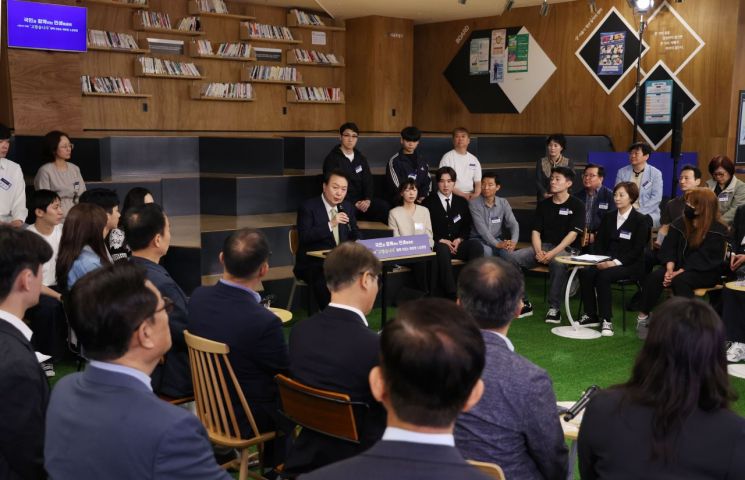 윤석열 대통령이 14일 서울 중구 서울고용복지플러스센터에서 열린 스물다섯번째 '국민과 함께하는 민생토론회'에서 모두발언하고 있다. [이미지출처=연합뉴스]