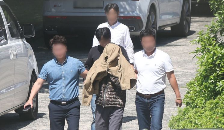 태국 파타야에서 한국인이 살해된 사건의 용의자가 사건 조사를 위해 경남경찰청 형사기동대로 이동하고 있다. [사진출처=연합뉴스]