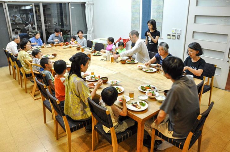 도쿄 아라카와구에 자리잡은 세대통합형 임대주택 '칸칸모리'의 입주자들이 함께 모여 식사하는 모습. 사진출처=칸칸모리 홈페이지