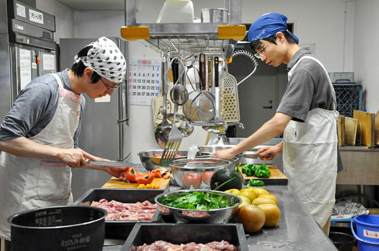 '칸칸모리'의 공동 식사 시간을 위해 입주자들이 요리하는 모습. 사진출처=칸칸모리 홈페이지