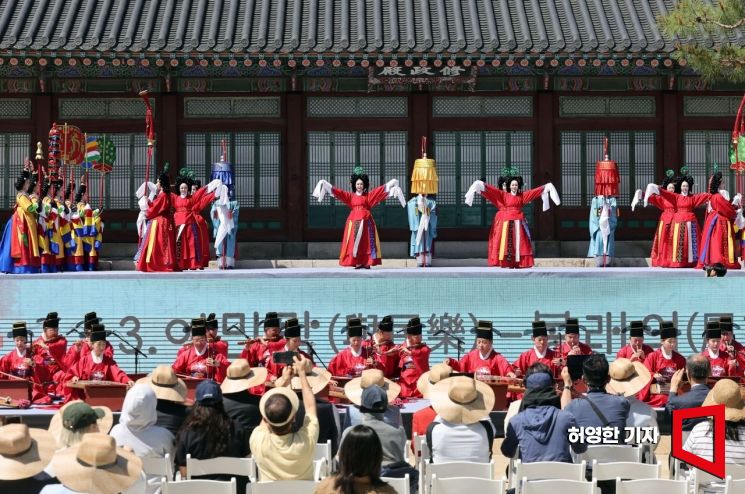 5월 15일 세종대왕 탄신 627주년을 맞아 14일 경복궁 수정전에서 열린 '세종 이도 탄신 하례연'에서 국립국악원 정악단과 무용단의 '여민락(與民樂) 봉래의(鳳來儀)'를 공연하고 있다. 사진=허영한 기자 younghan@