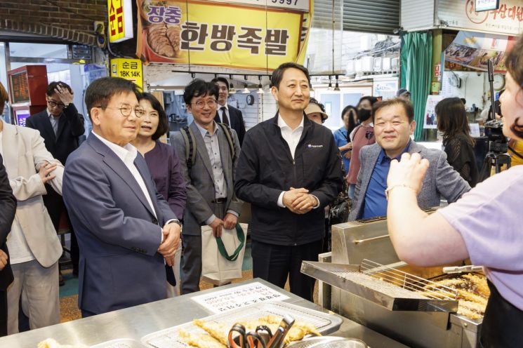 박강수 마포구청장 안덕근 산업통상자원부장관과 망원시장 방문