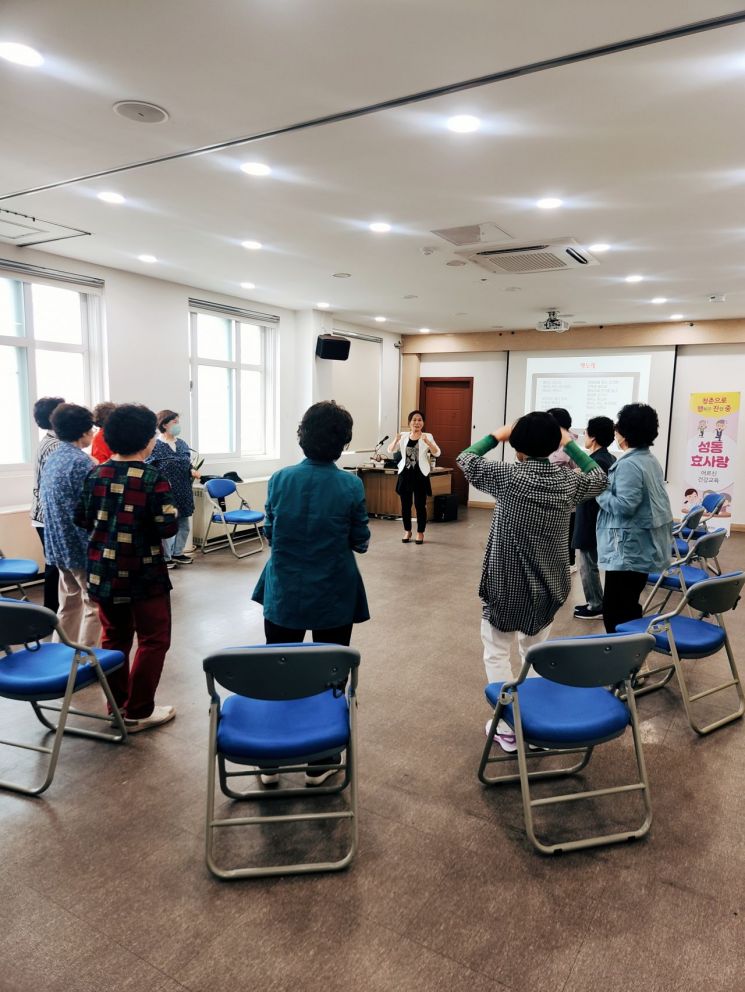 성동구, 효사랑 어르신 건강교육 ‘청춘으로 행진중’ 운영