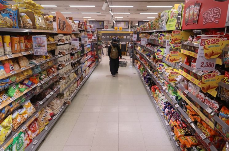서울 시내의 한 대형마트 가공식품 및 과자 판매대에서 시민들이 장을 보고 있다. [사진출처=연합뉴스]