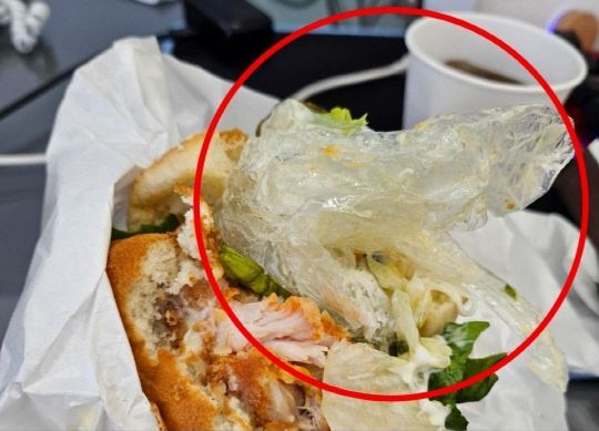 국내 유명 햄버거 프랜차이즈 제품에서 음식을 조리할 때 사용하는 비닐장갑이 나왔다. [사진출처=연합뉴스]