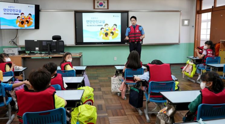 배대한 창원해경서 경사가 창원 마산신월초에서 늘봄학교 연안안전교실 수업을 진행하고 있다. [사진제공=창원해양경찰서]