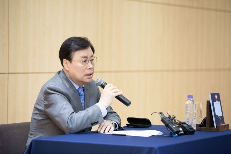 도종환 前장관 새 시집 "정치인 역할 다시 주어질지 알수 없어"