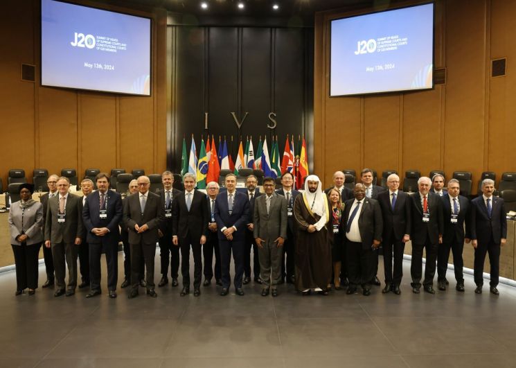 김형두 헌법재판관이 브라질 리우데자네이루에서 열린 J20 정상회의(J20 Summit)에 참석해 기념사진을 촬영하고 있다. (오른쪽에서 11번째) 사진 제공=헌법재판소