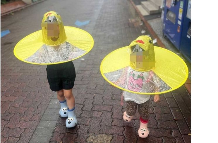 일본 X 이용자 '리리파파'가 올린 사진. 사진 속 아이들이 독특한 우비를 입고 있다. [이미지출처=사회관계망서비스(SNS) 캡처]