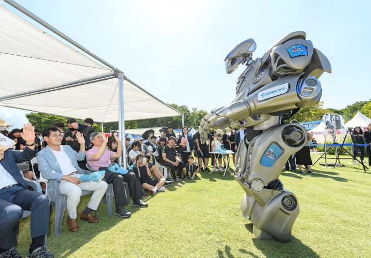 지난해 교육박람회에서 타이탄 로봇쇼를 관람하는 이기재 양천구청장