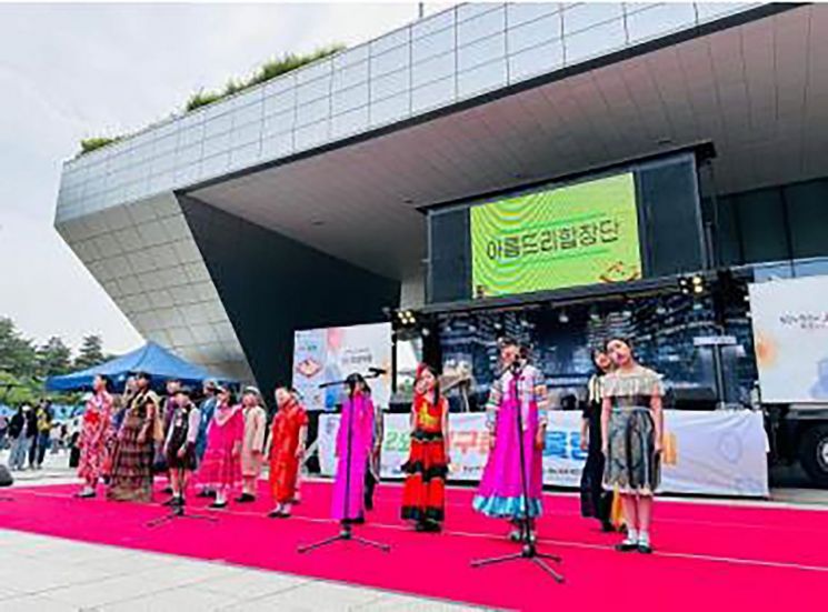 지난해 5월 성남시청 광장에서 열린 지구촌 어울림 축제 때 아름드리합창단 공연
