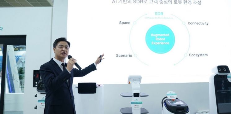 김민교 마로솔 대표가 로봇 솔루션에 대해 설명하고 있다.