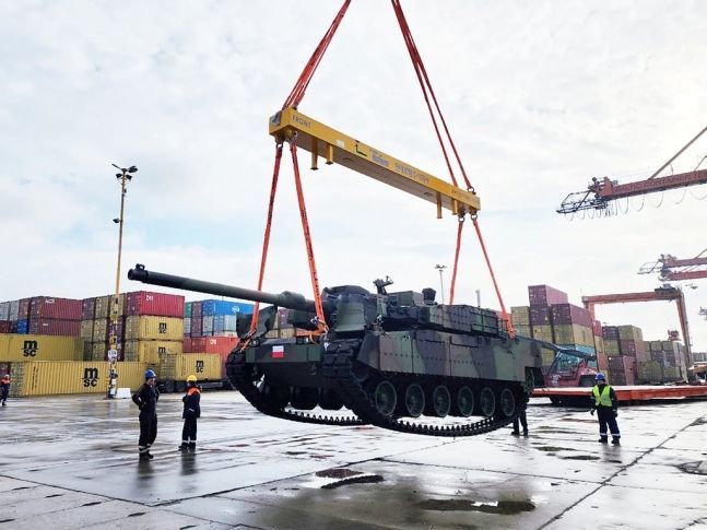 폴란드 그드니아 항구에 도착한 K2 전차 [사진제공=현대로템]
