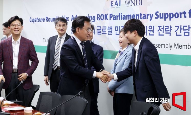 [포토] 악수하는 최형두-이준석