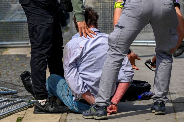 로베르트 피초 총리에 총격을 가한 직후 체포된 용의자, 유라지 신툴라의 모습.[이미지출처=로이터·연합뉴스]