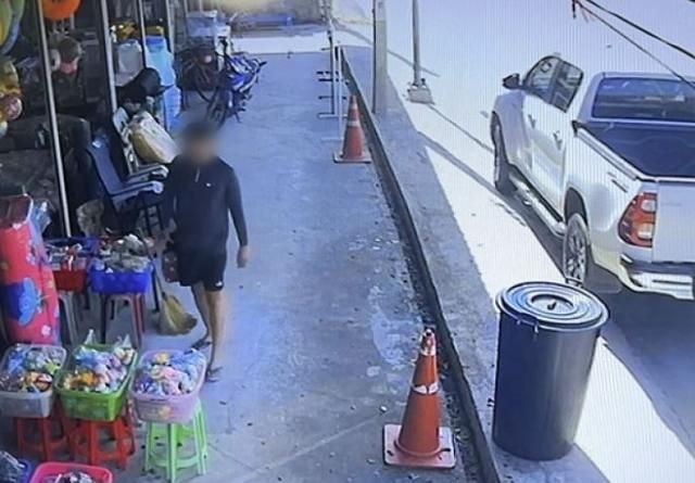 14일 태국 방콕포스트는 파타야 살인 사건 피의자 가운데 1명이 드럼통을 구매하는 모습을 모자이크 없이 보도했다. [이미지출처=방콕포스트 캡처]