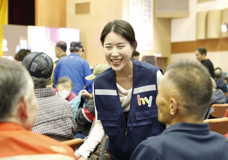 hy 사내봉사단 '사랑의 손길펴기회' 관계자가 홀몸노인 돌봄활동을 하고 있다.[사진제공=hy]