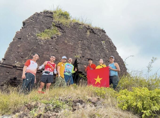 인생 샷이 뭐라고…출입금지 바위산 맨손·맨발로 오른 민폐 베트남 등산객