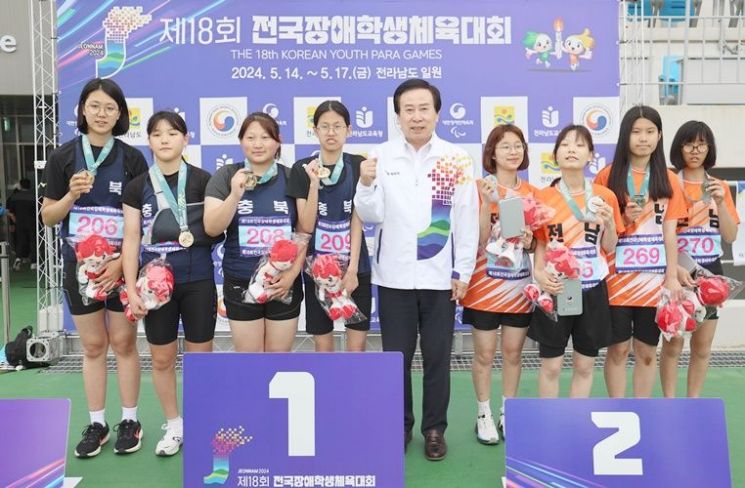 (가운데)박홍률 목포시장이 전국장애학생체전이 열리는 대회 운영본부와 시상식에 참석해 선수들과 관계자들을 격려했다. [사진제공=목포시]