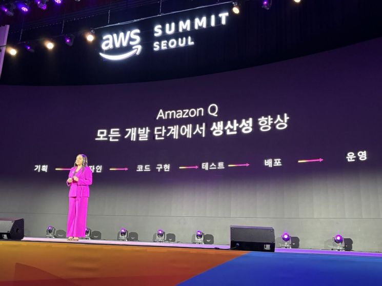 16일 서울 강남구 코엑스에서 열린 'AWS 서밋 서울 2024'에서 프란체스카 바스케스 AWS 부사장이 기업 특화용 AI 챗봇 '아마존Q'에 대해 설명하고 있다/사진=황서율 기자chestnut@